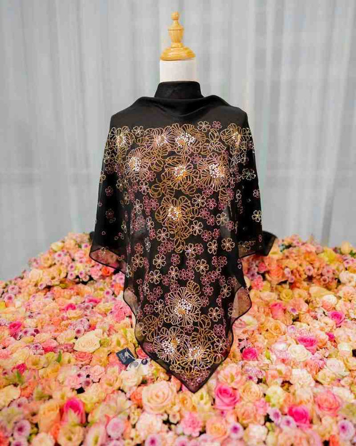Vừa qua, Bawal Exclusive - công ty kinh doanh các loại khăn trùm xa xỉ đã giới thiệu chiếc khăn trùm đăt nhất thế giới giá 50.000 RM (gần 280 triệu đồng).