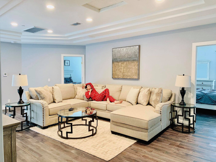 Dù chỉ là chốn đi về mỗi khi ca sĩ Lệ Quyên sang lưu diễn nhưng từng góc nhỏ trong nhà đều được trang hoàng đẹp mắt.