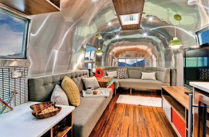 Khi tiến hành cải tạo, nhóm kiến trúc sư Timless Travel Trailers sử dụng lớp vỏ nhôm lấp lánh bao phủ các bức tường và trần nhà.