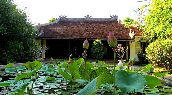 Chủ thể là một ngôi nhà rường nằm ở trung tâm khu vườn, rộng 135 m2. Ảnh: Huesmiletravel