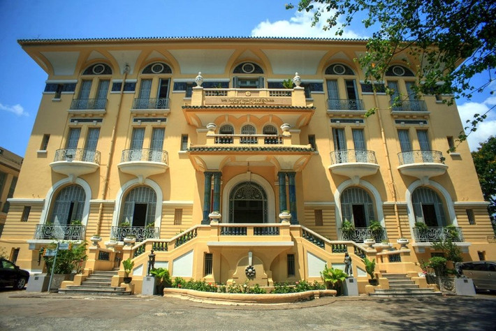 Những năm cuối đời, chú Hoả muốn có một căn nhà cho toàn bộ con cháu chung sống nhưng chưa thực hiện. Sau này, con cháu Chú Hỏa quyết định làm dinh thự này để hoàn thành mong muốn của ông. Ảnh: Qqpdesign