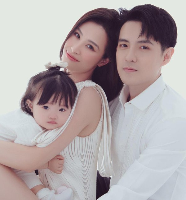 Khác với người bạn thân Minh Hằng, Đông Nhi đã có cuộc sống viên mãn bên ông xã Ông Cao Thắng và con gái. Ảnh: FBNV