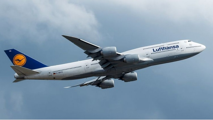 Boeing 747-8i Intercontinental là máy bay phản lực khổng lồ cả về kích thước và hiệu suất. Nó có thể chứa 467 hành khách và trọng lượng 295.000 kg.