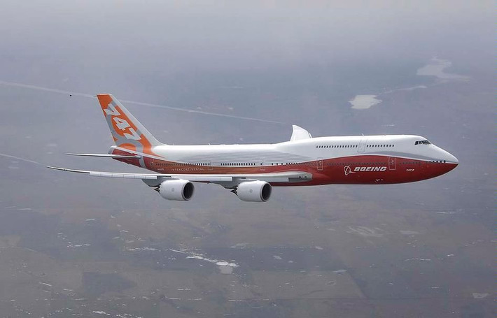 Boeing 747-8i Intercontinentalđi kèm với bốn động cơ GEnx-2B67 cho phép đạt tốc độ tối đa 1.127 km/giờ. Với phạm vi hoạt động 14.430 km, 747-8 có giá trung bình khoảng 378,5 triệu USD. Ảnh: Printest