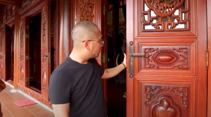 Cửa gỗ được chạm trổ hoa văn cầu kỳ đều do nghệ nhân từ Nam Định vào thi công và hoàn thiện.