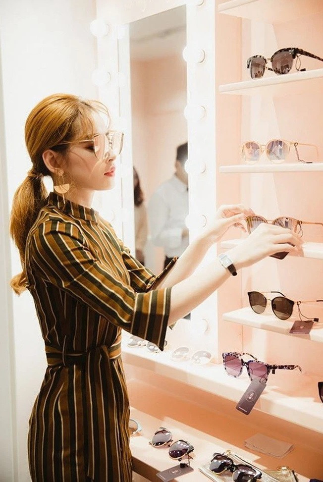 Cùng với đó, Chi Pu còn hợp tác kinh doanh, mở cửa hàng thời trang riêng. Ảnh: FBNV