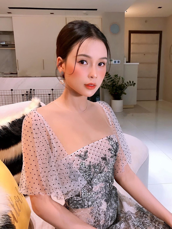Sam được biết đến là một hot girl, MC và diễn viên tài năng của showbiz Việt. Ở tuổi 31, Sam đã có trong tay nhà sang, xe xịn và loạt đồ hiệu đắt đỏ. Ảnh: FBNV