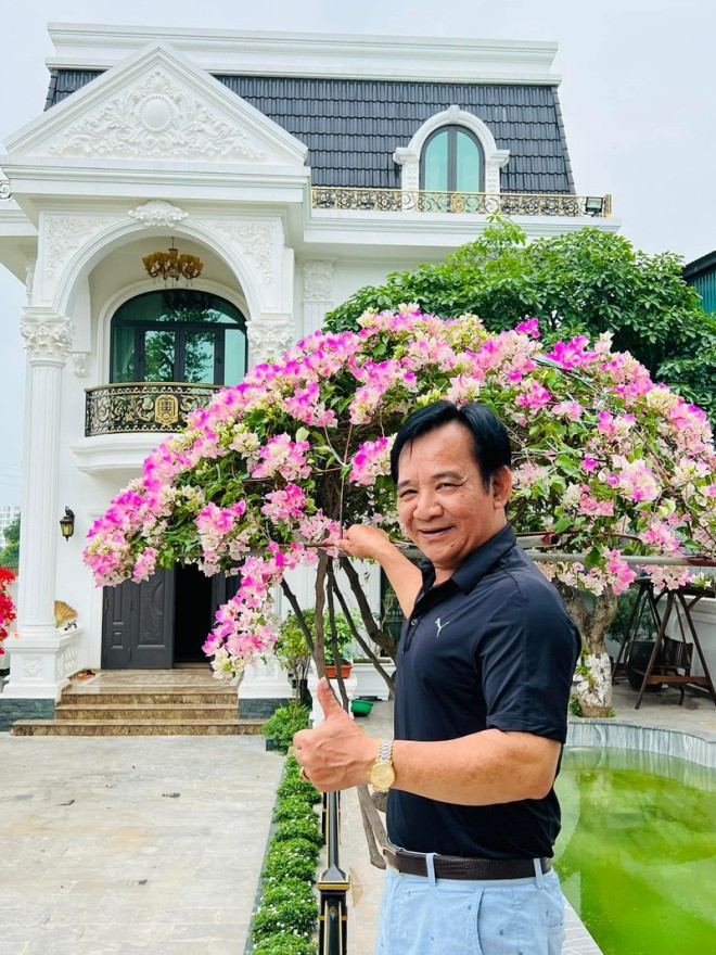 Căn biệt thự 2 tầng mang phong cách cổ điển châu Âu, xây trên mảnh đất rộng gần 1.000m2. Ảnh: FBNV
