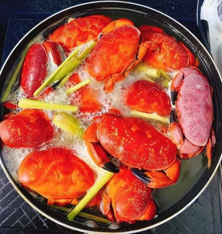 Cù kỳ đỏ là đặc sản nổi tiếng ở Quảng Ninh. Loại cua này cũng chỉ ăn được chân và càng cùng lớp gạch béo ngậy nên được ví như cua hoàng đế. Ảnh: Facebook