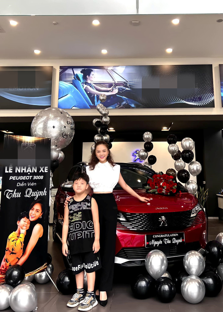 Trên trang cá nhân, diễn viên Thu Quỳnh hào hứng khoe hình ảnh cô cùng con trai đi nhận xế hộp mới.