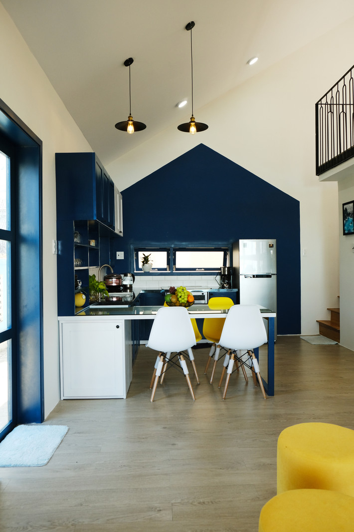 Nội thất ngôi nhà được thiết kế theo phong cách Color-block. Trong đó, màu trắng được sử dụng là màu nền còn xanh dương là màu chủ đạo của khung cửa và các vật dụng.