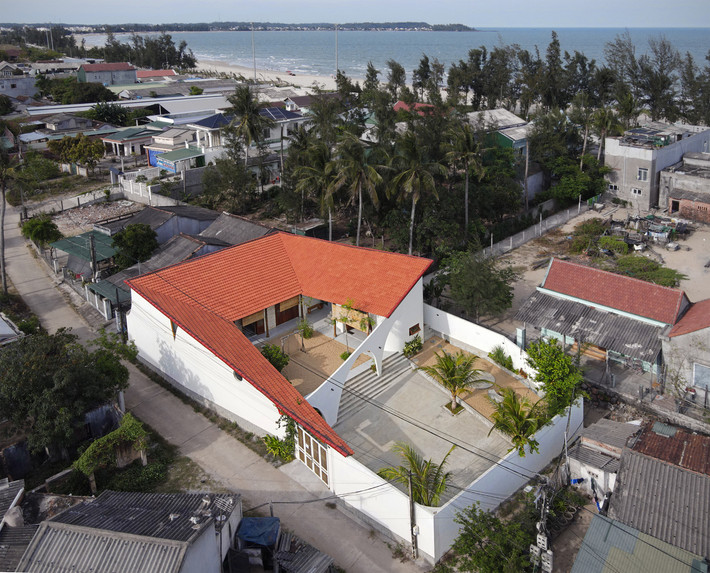 Nhà Mình là một resort nằm ở ven biển miền Trung Việt Nam, nơi có khí hậu nóng và địa hình nhiều cát.