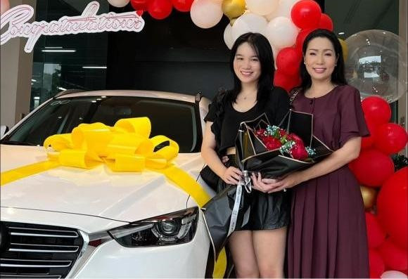 Mới đây, NSƯT Trịnh Kim Chi và ông xã đã chi khoảng 800 triệu đồng tậu xế hộp mới tặng con gái lớn nhân dịp sinh nhật. Ảnh: Lao động