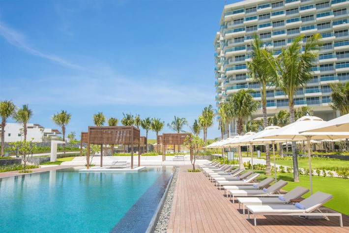 Alma Resort có 12 hồ bơi được bố trí từ cao xuống thấp, trải dài ra tận bãi biển với nhiều trải nghiệm thể thao dưới nước.