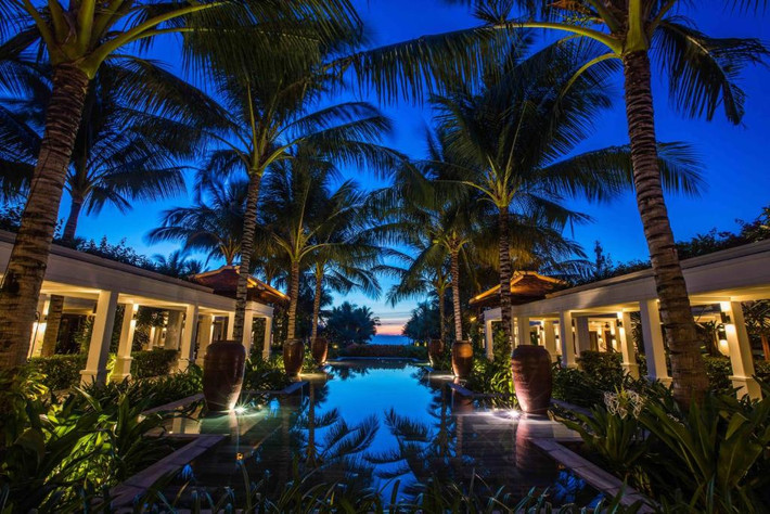 Resort 5 sao này có 3 hồ bơi ngoài trời, trung tâm thể dục, sân tennis và khu bãi biển riêng.