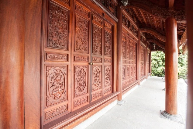 Nhà được làm hoàn toàn bằng gỗ lim quý hiếm và phải mất gần hai năm với khoảng 40 thợ lành nghề thực hiện. Ảnh: Dân trí