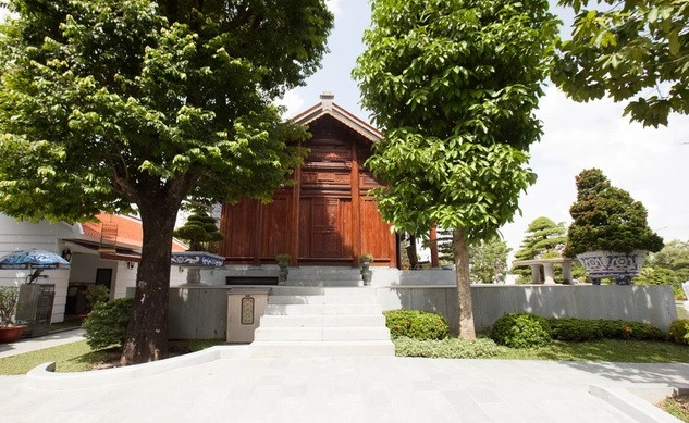 Nhà rộng khoảng 150m2 nằm trong khuôn viên rộng hàng nghìn mét vuông với đầy đủ sân vườn, ao nước... khá bề thế và đồ sộ. Ảnh: Dân trí