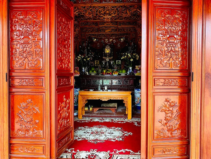 Nhà gỗ có tất cả 26 cột, thứ tự kích thước đường kính lần lượt các cột là: cột cái 36cm, cột con 33cm, cột hiên 30cm. Ảnh: Dân Việt