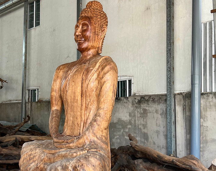 Phần thân bàng đá được chạm khắc thành hình tượng Phật và con hổ...Ảnh: Vietnamnet