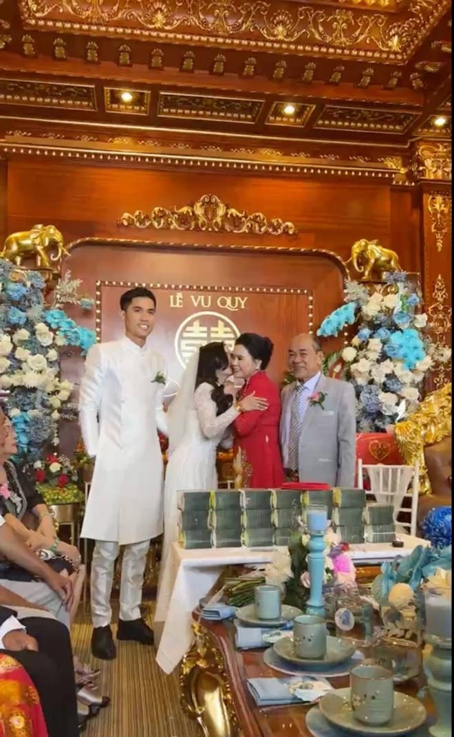 Không chỉ vậy, cặp đôi còn nhận được những cọc tiền mặt mệnh giá 500.000 đồng xếp chồng lên nhau. Ảnh chụp màn hình