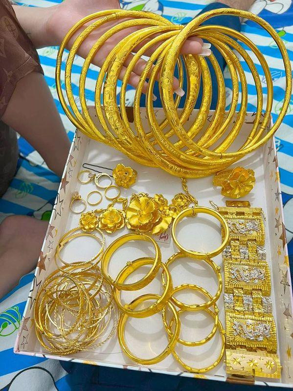 Hình ảnh cô dâu Hoàng Trang "dát vàng" kín người trong ngày cưới khiến không ít người trầm trồ. Ảnh: FB Hoàng Trang