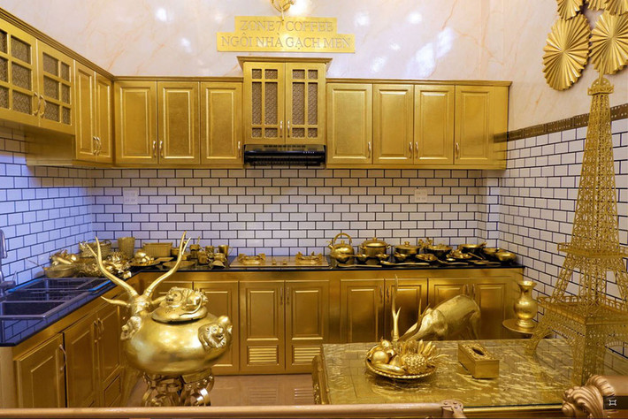 Toàn bộ nội thất trong nhà đều được dát vàng, thậm chí cả bát đữa, mô hình hoa quả. Ảnh: Lao động