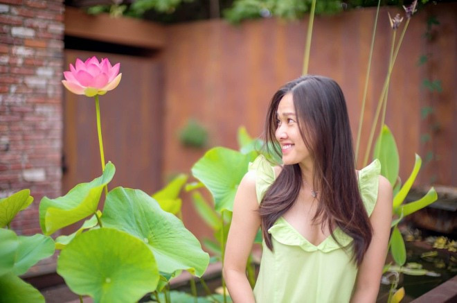 Mới đây, người đẹp tự hào khoe vườn nhà ngập sắc khi hoa sen bung nở.
