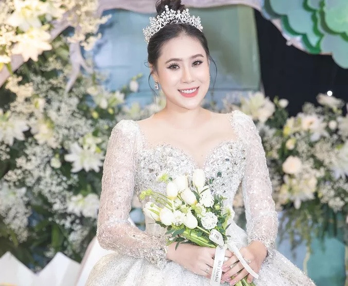 Sau nhiều lần trì hoãn với lý do khách quan, đám cưới của nữ diễn viên Hồ Bích Trâm và chồng doanh nhân diễn ra hôm 19/6 tại TP HCM. Ảnh: Người lao động