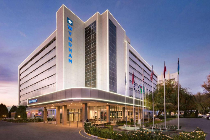 Đây là khách sạn đạt chuẩn hạng 5 sao, nằm ở trung tâm thủ đô Tashkent, cách sân bay khoảng 20 phút di chuyển bằng xe bus. Ảnh: Booking