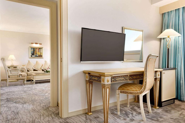 Trong khi đó, phòng Junior Suite và Senior Suite có giá dao động 14-17 triệu đồng/đêm. Ảnh: Booking