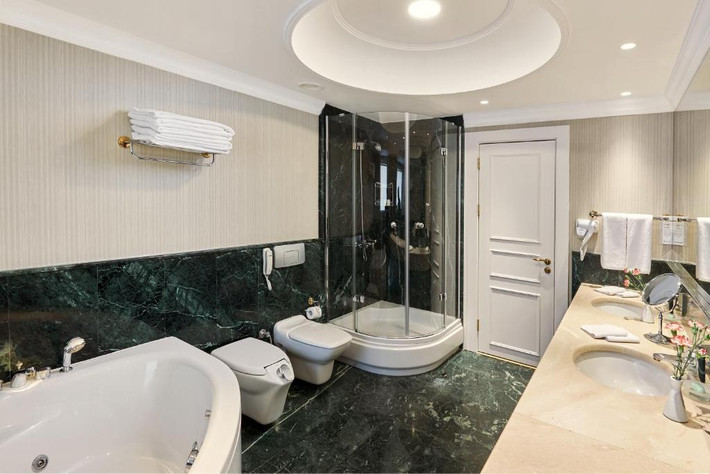 Các phòng trong khách sạn được thiết kế kết hợp giữa phong cách hiện đại và cổ điển, trang bị tivi, tủ lạnh mini, ấm đun nước điện, khu vực ghế ngồi, két sắt, máy điều hòa và phòng tắm riêng. Ảnh: Booking