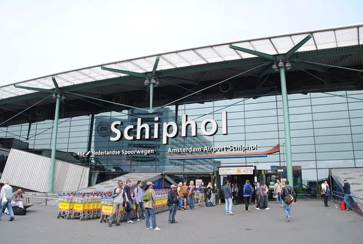 Sân bay Amsterdam Schiphol là sân bay quốc tế chính của Hà Lan. Với khoảng 72 triệu hành khách vào năm 2019, đây là sân bay bận rộn thứ ba ở châu Âu về lượng hành khách và bận rộn nhất ở châu Âu về lượng máy bay di chuyển.