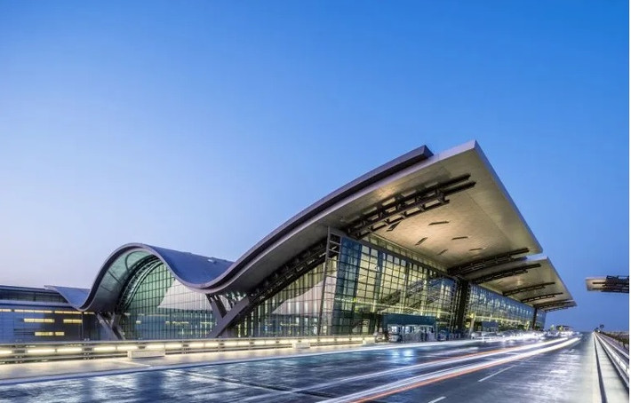 Sân bay Hamad nằm ở phía nam của thủ đô Doha, là sân bay quốc tế duy nhất ở Qatar. Kiến trúc sân bay theo mô hình ốc đảo sa mạc với mái gợn sóng.