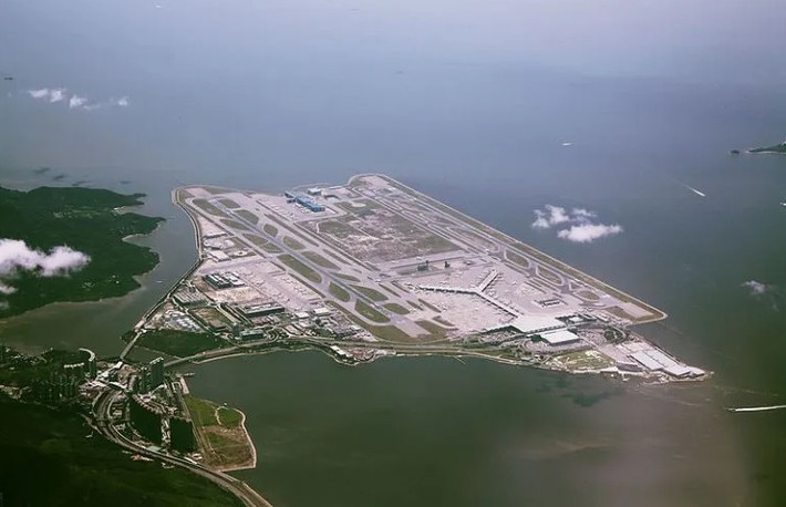 Sân bay quốc tế Hong Kong (hay còn gọi sân bay Chek Lap Kok) là sân bay dân dụng chính của Đặc khu hành chính Hong Kong. Đây cũng là một trong 10 sân bay đẹp nhất thế giới 2022.