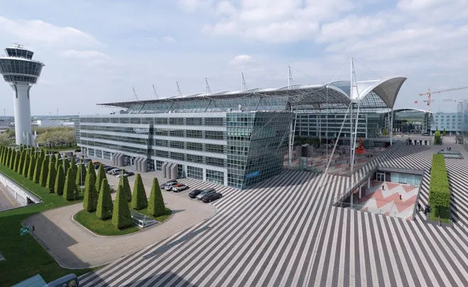 Sân bay Munich là sân bay bận rộn thứ hai ở Đức sau sân bay Frankfurt về lưu lượng hành khách. Điểm đặc biệt trong kiến trúc của sân bay Munich là khu trung tâm – điểm nối giữa hai nhà ga 1 và 2, với kiến trúc mái vòm treo, chẻ hình như múi cam ấn tượng.
