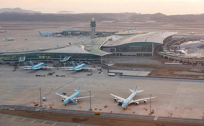 Sân bay quốc tế Incheon là sân bay lớn nhất ở Hàn Quốc. Đây là sân bay chính phục vụ khu vực Thủ đô Seoul. Năm 2020, nó đã được đánh giá là sân bay tốt nhất và sạch thứ tư trên thế giới