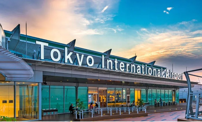 Năm 2020, sân bay quốc tế Tokyo (thường được gọi Haneda) được Skytrax xếp hạng là sân bay tốt thứ hai sau Sân bay Changi của Singapore. Haneda cũng là sân bay đẹp thứ hai trên thế giới 2022.