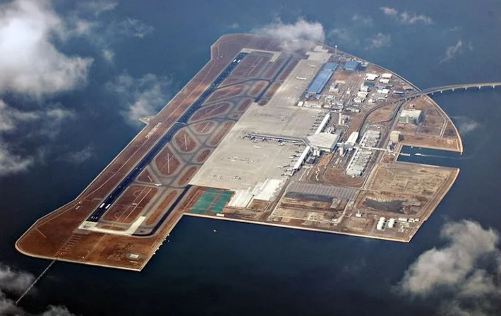 Sân bay quốc tế Chubu Centrair nằm trên một hòn đảo nhân tạo trong Vịnh, cách 35 km về phía nam của Nagoya ở thành phố Tokonam, miền trung Nhật Bản. Centrair được xếp vào sân bay hạng nhất và là cửa ngõ quốc tế chính đến vùng Choubu của Nhật Bản.