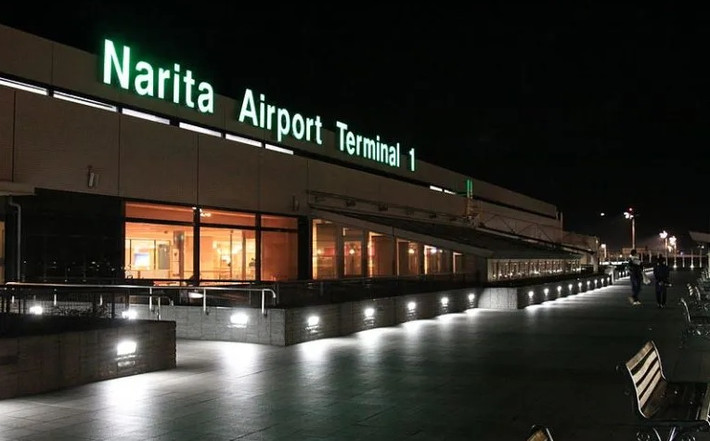 Nằm cách trung tâm Tokyo khoảng 60 km về phía đông ở Narita (Chiba), sân bay quốc tế Narita đứng thứ 5 trong top 10 sân bay đẹp nhất thế giới năm 2022