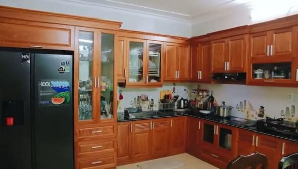 Nhà bếp đều là đồ nội thất bằng gỗ.