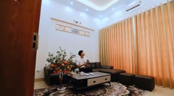 Phòng khách rộng rãi với bộ sofa da lớn.