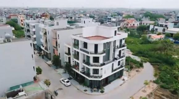 Ngôi nhà của Hoàng Đức nằm trên trục đường lớn.