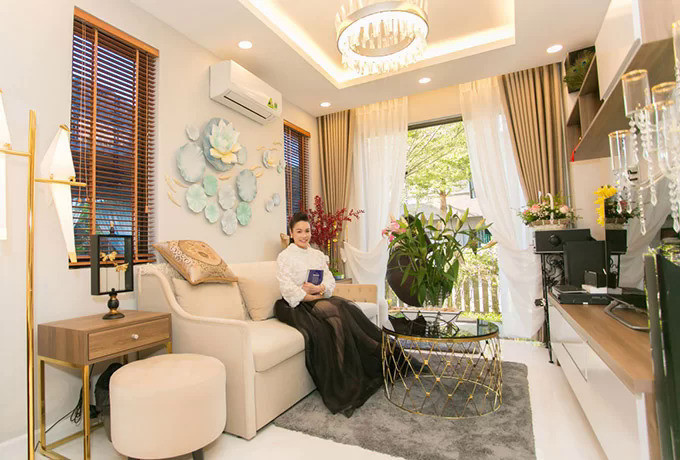 Dù đã ly hôn chồng khoảng 3 năm trước, đến nay Nhật Kim Anh vẫn chọn sống độc thân. Nữ diễn viên sở hữu căn biệt thự với diện tích 220m2 gồm 2 tầng với khoảng sân vườn rộng rãi. Ảnh: FBNV