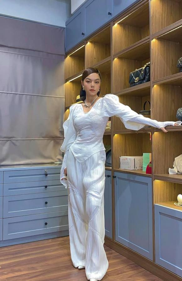 Nữ ca sĩ còn dành một phòng riêng để đồ hiệu. Ảnh chụp màn hình