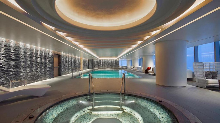 Ngoài ra, du khách còn có thể trải nghiệm những dịch vụ thư giãn giải trí như khu spa, bể bơi trong nhà, nơi rèn luyện sức khỏe...Ảnh: Booking