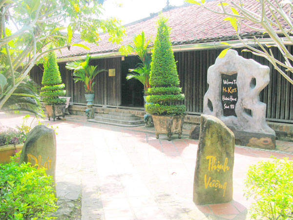 Ngôi nhà được xây dựng và hoàn tất năm 1838, có kiến trúc kiểu chữ Đinh với 3 gian, 2 chái, rộng gần 1.000m2. Ảnh: Priceline