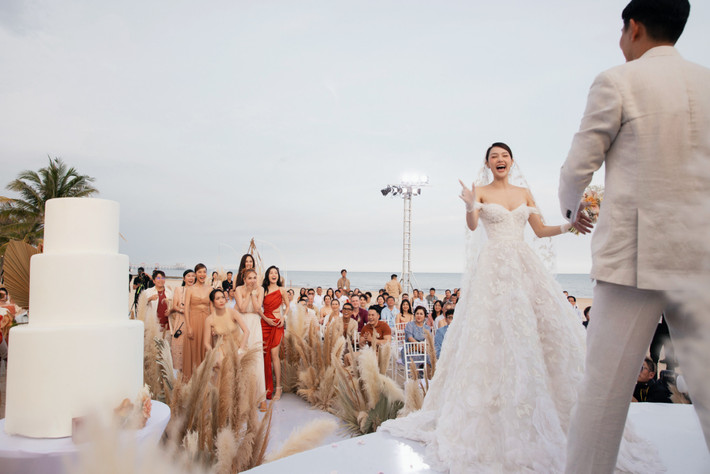 Chiếc váy cưới Minh Hằng diện khi làm lễ thuộc bộ sưu tập mùa Xuân 2020 của Marchesa Couture có giá 16.000 USD (hơn 371 triệu đồng). Ảnh: Phunuonline