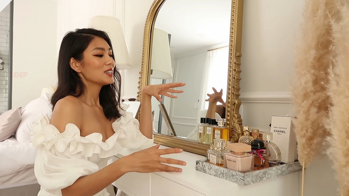 Cô nàng chọn tone trắng chủ đạo, từ tường trắng, tủ trắng, giường trắng để tạo cảm giác tối giản nhất có thể. Ảnh: Youtube NV