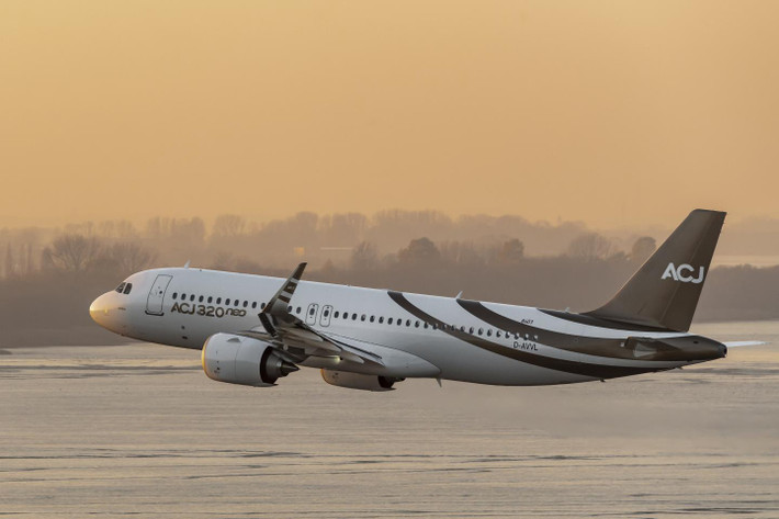 Với tầm bay ấn tượng hơn 19.261km, ACJ330neo có thể bay liên tục tới 21 giờ. ACJ330neo ddược thiết kế đặc biệt và có thể chứa tối đa 25 người.