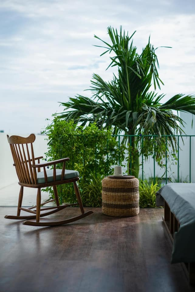 Là tổ ấm của một cặp vợ chồng có sở thích làm vườn nên căn nhà tận dụng mọi không gian cho cây xanh.